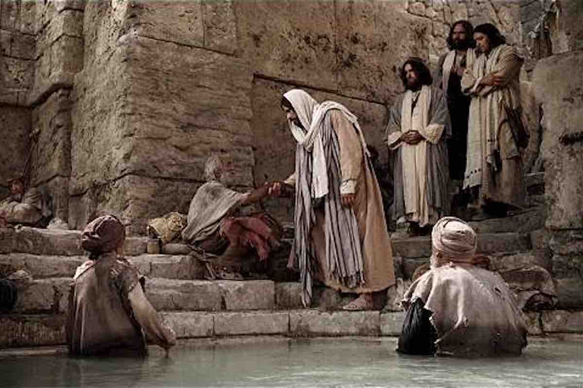 Vangelo di oggi: Gesù guarisce il paralitico alla piscina di Betzatà