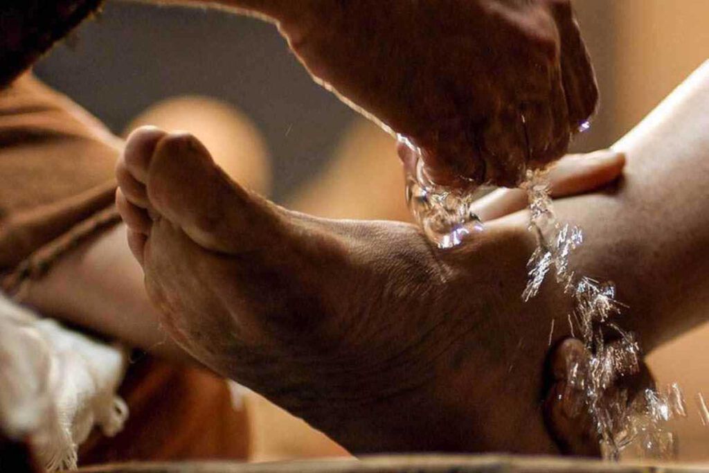 Vangelo di oggi: Gesù lava i piedi agli apostoli
