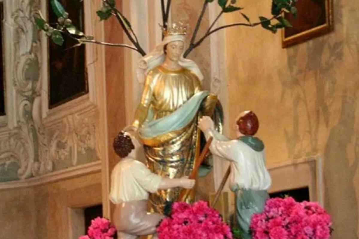Preghiera a Maria, 28 aprile. Una misteriosa figura si mostra davanti a loro e lascia dei segni