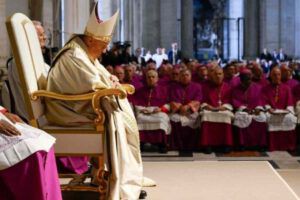 Il Papa consegna la bolla del Giubileo 2025