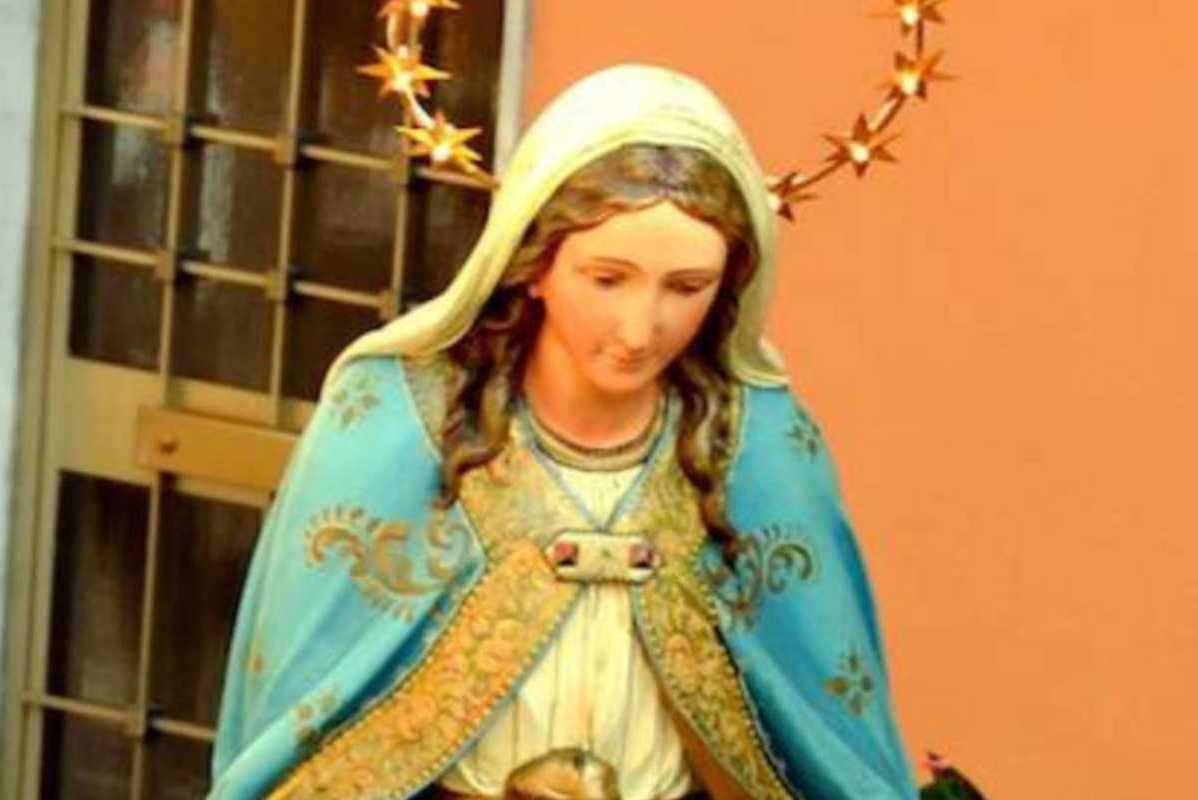 Preghiera a Maria, 12 maggio. Signora molto bella appare più volte e affida una missione alle veggenti