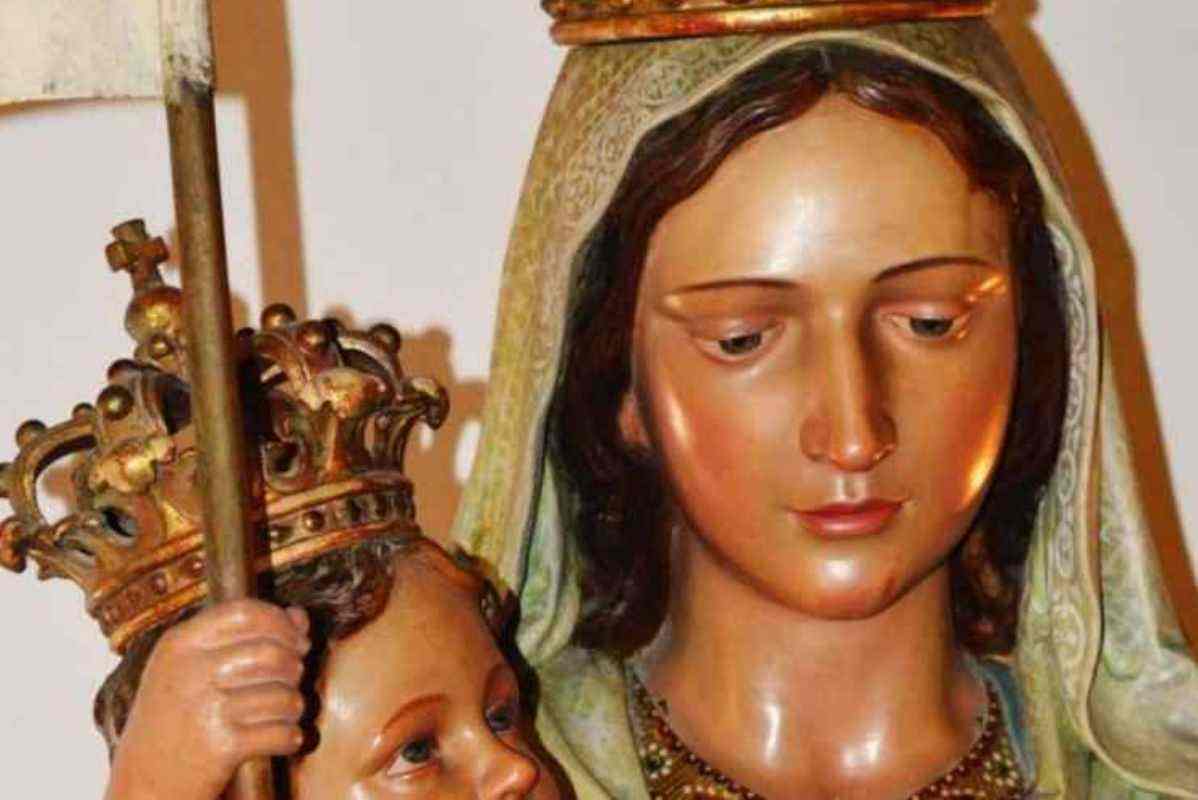 Preghiera a Maria 10 maggio. Sacerdote fa gesto di cuore: quello che ottiene è straordinario