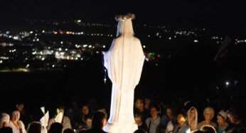 Medjugorje: la Madonna raduna migliaia di fedeli sulla collina delle apparizioni