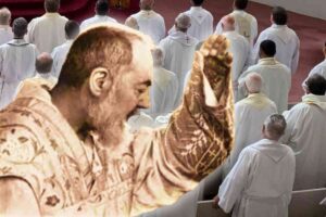 padre pio con sfondo sacerdoti
