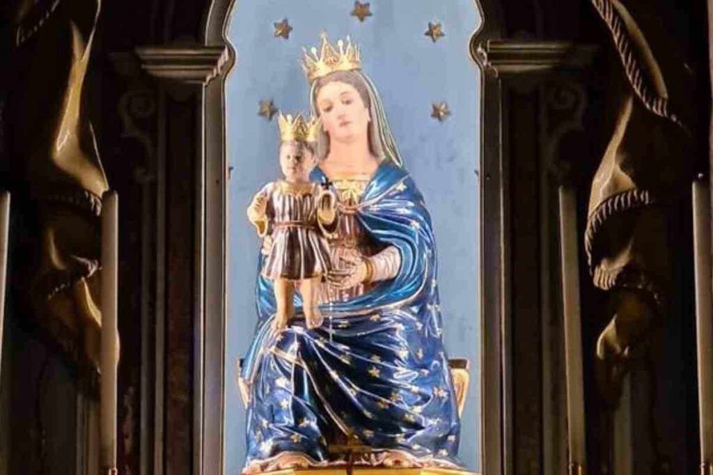 Medjugorje: cosa rappresenta l'ombra dietro la statua della Madonna?