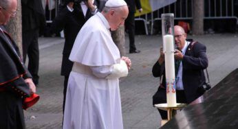 Preghiera per le vittime degli attentati: il gesto di pace di Papa Francesco