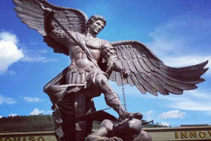 statua san michele con il piede sul diavolo