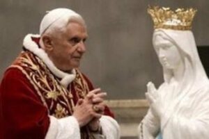benedetto xvi prega la madonna
