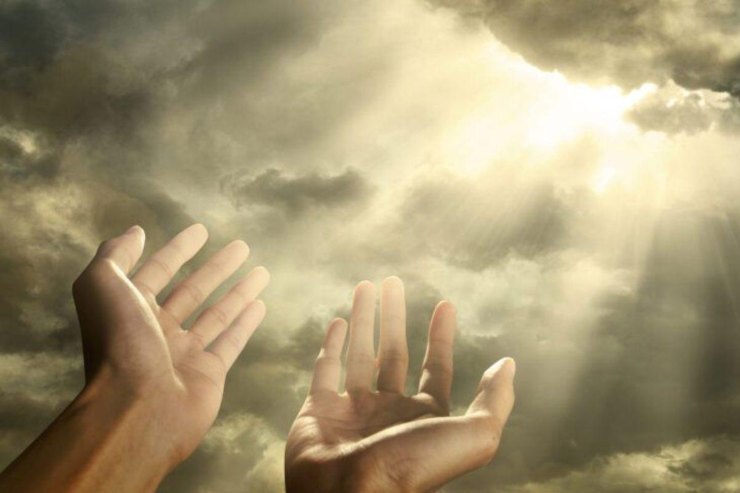 mani rivolte al cielo