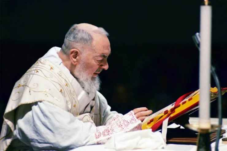 padre pio mentre celebra la messa