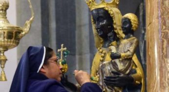La statua misteriosa: la polvere non si posa mai sui volti di Gesù e Maria