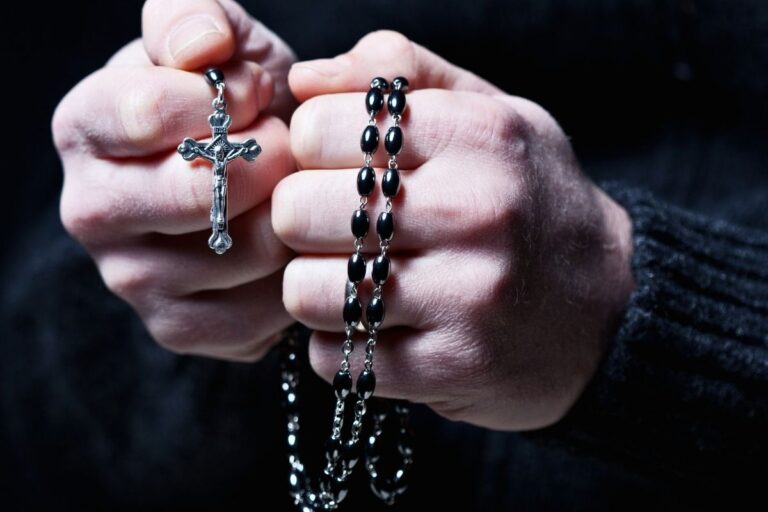 La Devozione Delle Tre Ave Maria La devozione delle tre Ave Maria, quante grazie per chi crede - La Luce