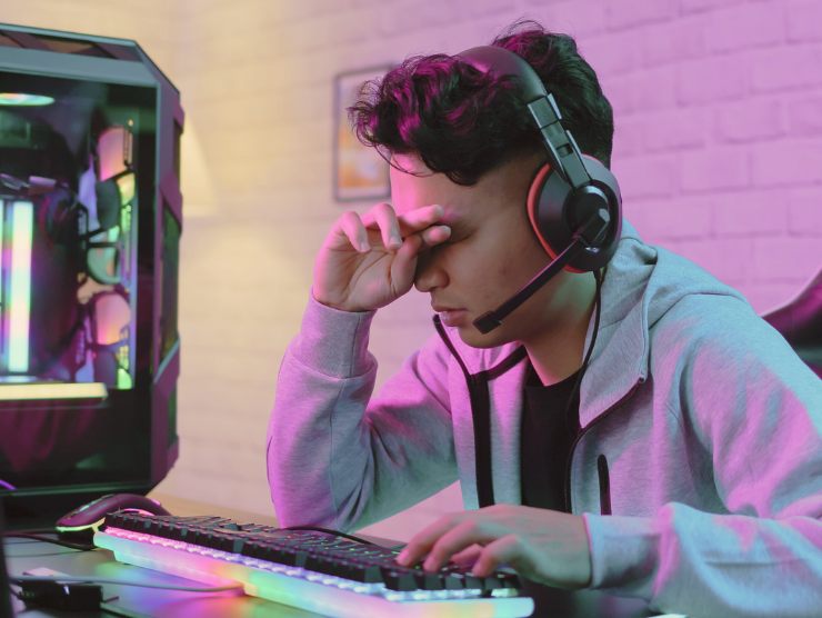 uomo devastato dal troppo uso della tecnologia
