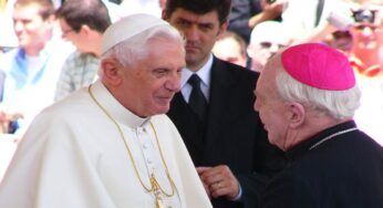 Tra egoismo e carità: la lezione di Benedetto XVI