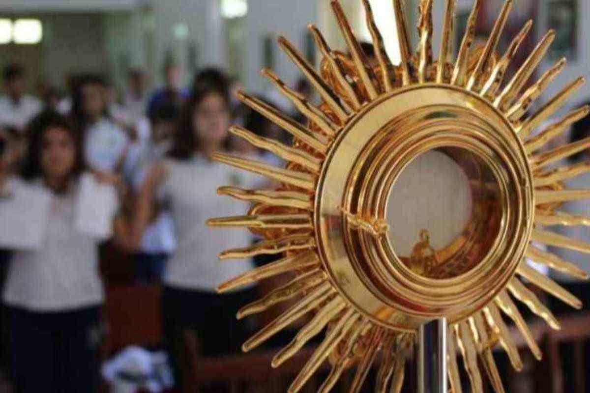 Fermati davanti a Gesù: 7 consigli per vivere l’Adorazione Eucaristica Fermati davanti a Gesù: 7 consigli per vivere l’Adorazione Eucaristica