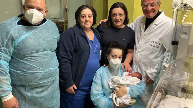 Rosa Maria, il marito e la piccola Silvia con l'equipe medica