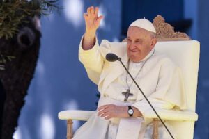 papa francesco sorride