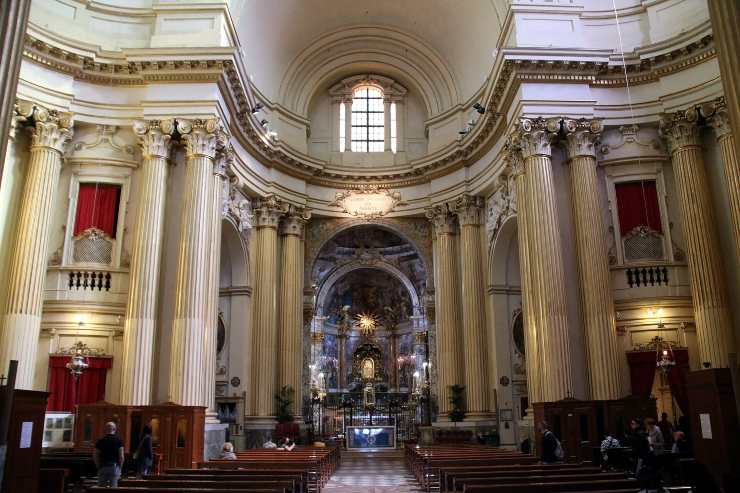 interno santuario san luca
