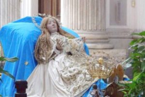 la statua della madonna distesa
