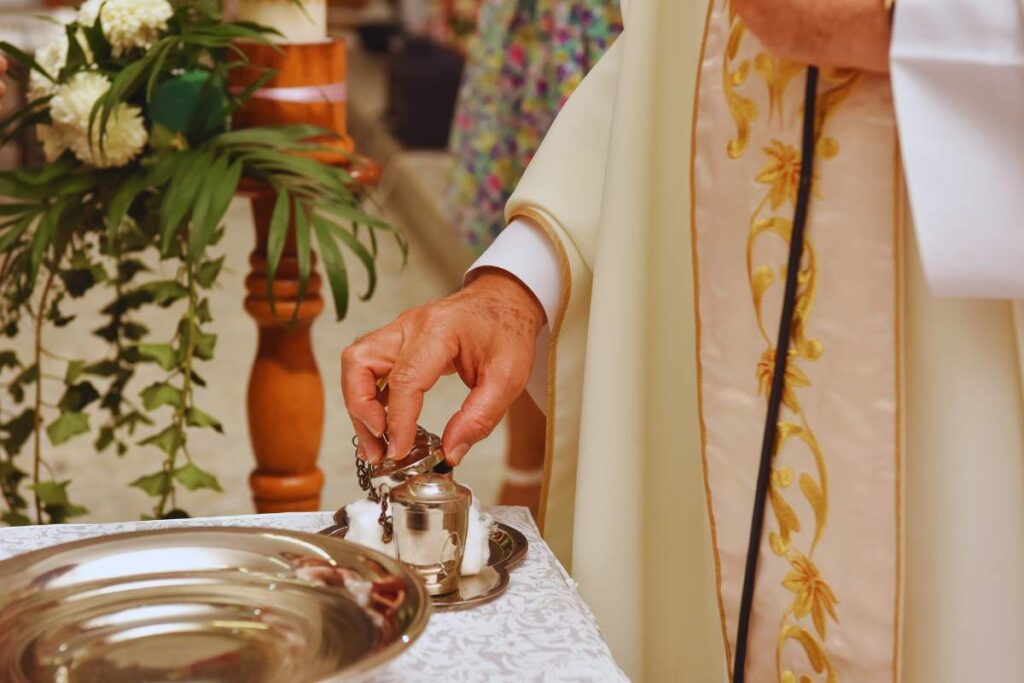 acqua battesimo sacerdote