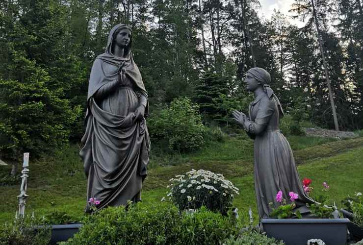 Statua dell'apparizione della Madonna a Domenica