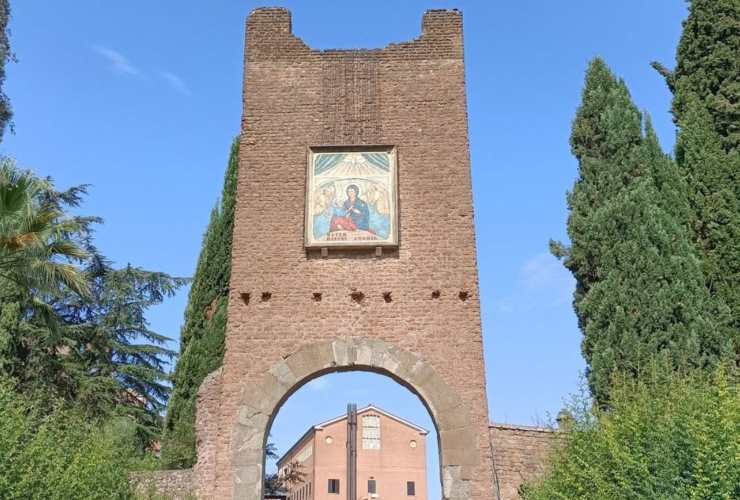 Torre con icona della Madonna del Divino Amore