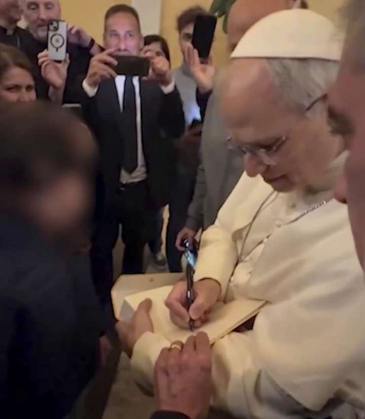 il nuovo papa fa un autografo