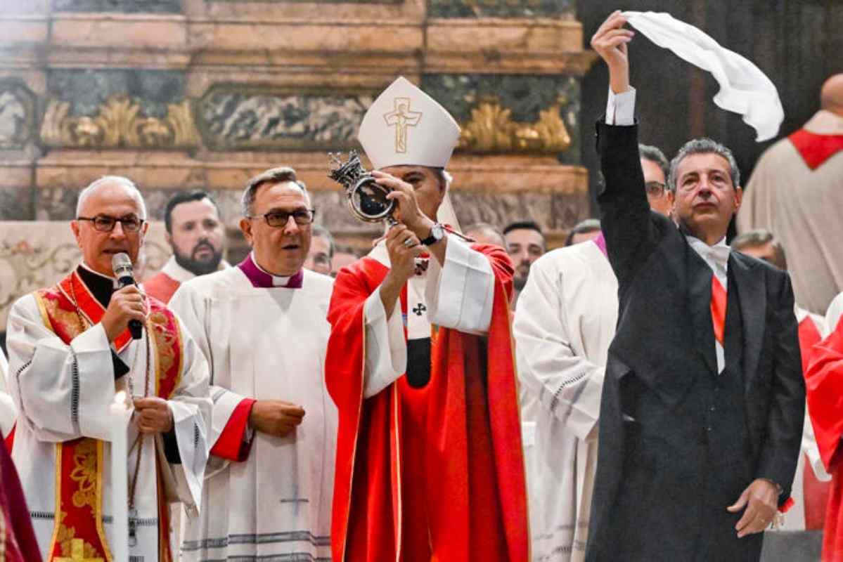 Napoli, San Gennaro: è avvenuto il primo miracolo dell’anno Napoli, San Gennaro: è avvenuto il primo miracolo dell’anno