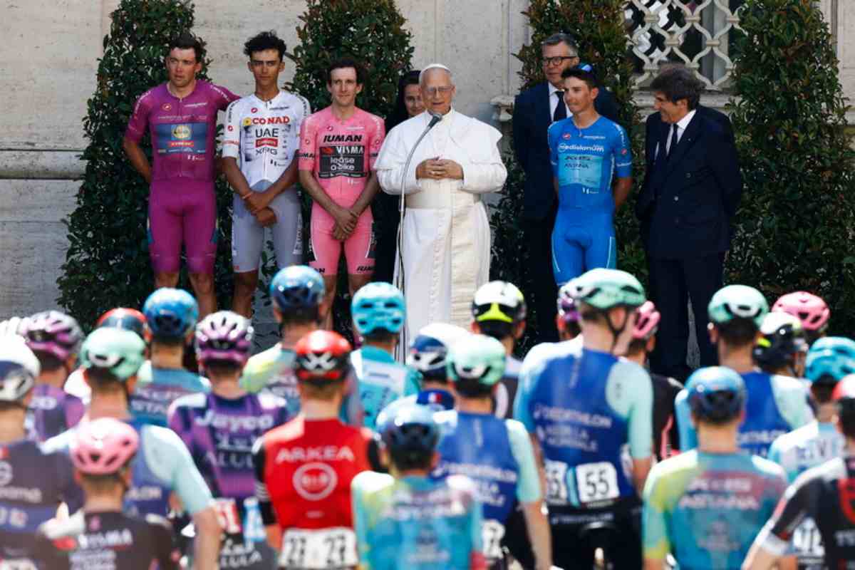 Giro d’Italia in Vaticano: Papa Leone XIV accoglie i ciclisti con una benedizione speciale Giro d’Italia in Vaticano: Papa Leone XIV accoglie i ciclisti con una benedizione speciale