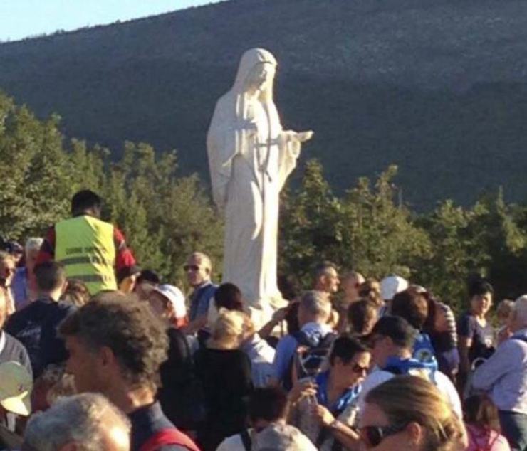 pellegrini ai piedi della madonna di medjugorje