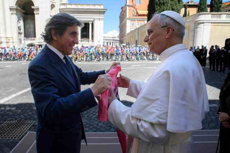papa leone con la maglia rosa in dono