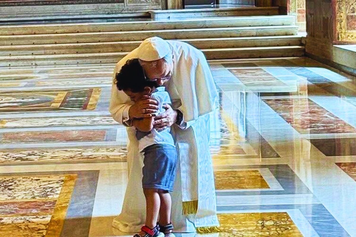 Papa Leone XIV e i bambini: momenti toccanti che rivelano il cuore di un padre Papa Leone XIV e i bambini: momenti toccanti che rivelano il cuore di un padre