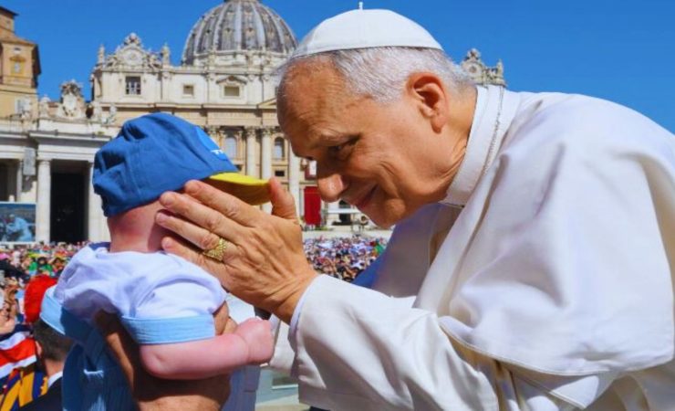 papa leone saluta bambino