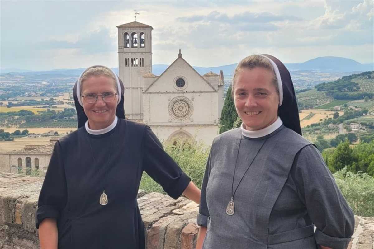 Due suore arrivano a piedi fin dalla Polonia per il Giubileo dei Giovani a Roma Due suore arrivano a piedi fin dalla Polonia per il Giubileo dei Giovani a Roma