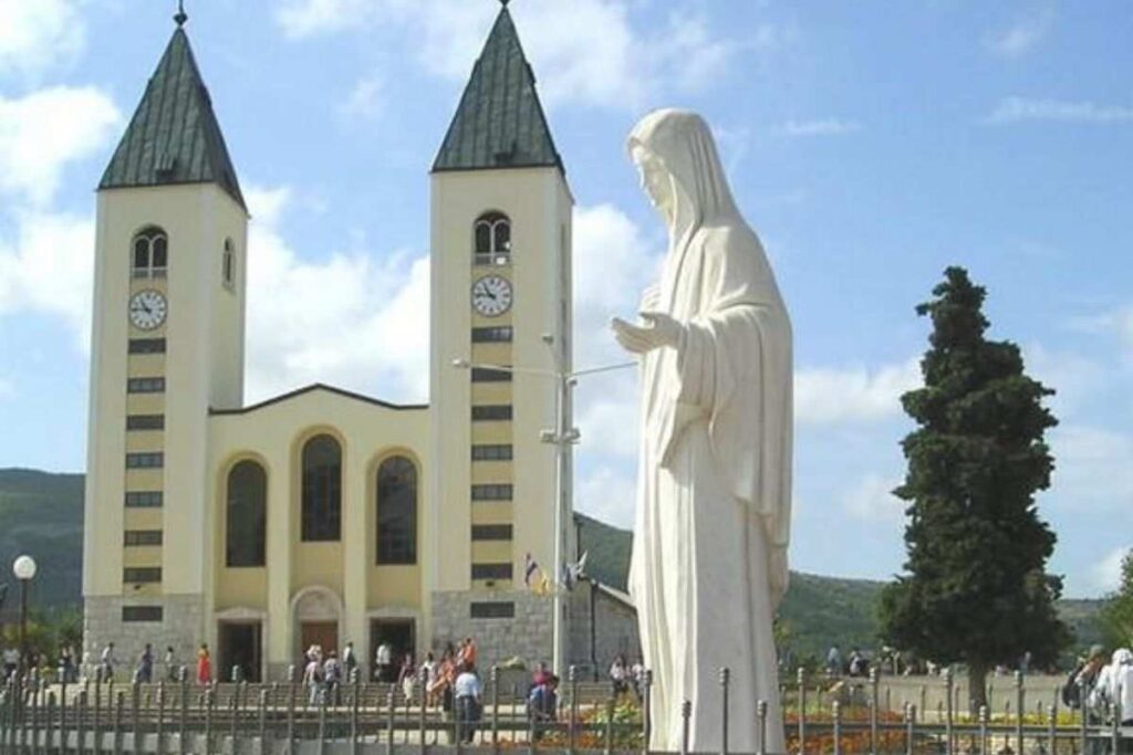 Chiesa Medjugorje con statua Madonna