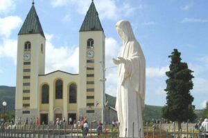 Chiesa Medjugorje con statua Madonna