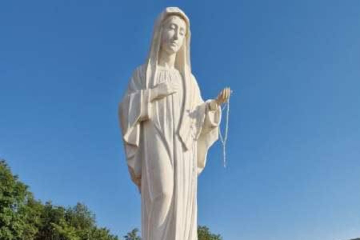 Statua della Madonna con un rosario in mano