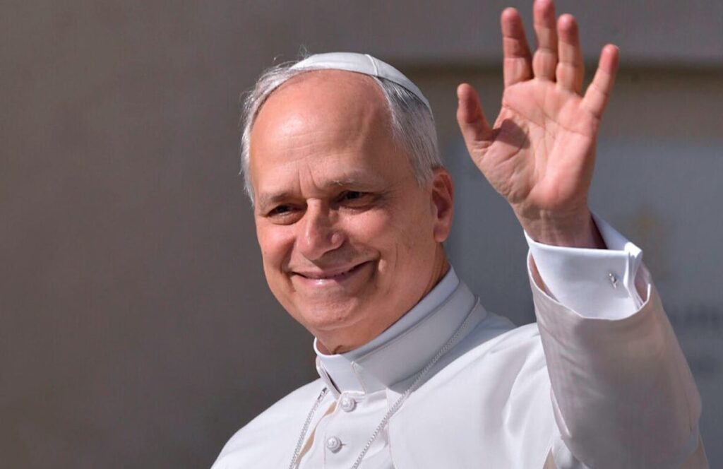 Papa leone con mano alzata che saluta