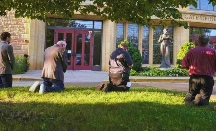 persone in preghiera