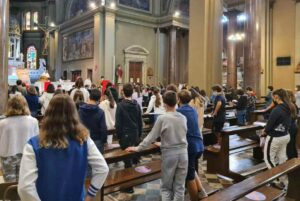 fedeli a messa in chiesa
