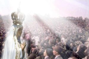 madonna di fatima illuminata da un raggio di sole