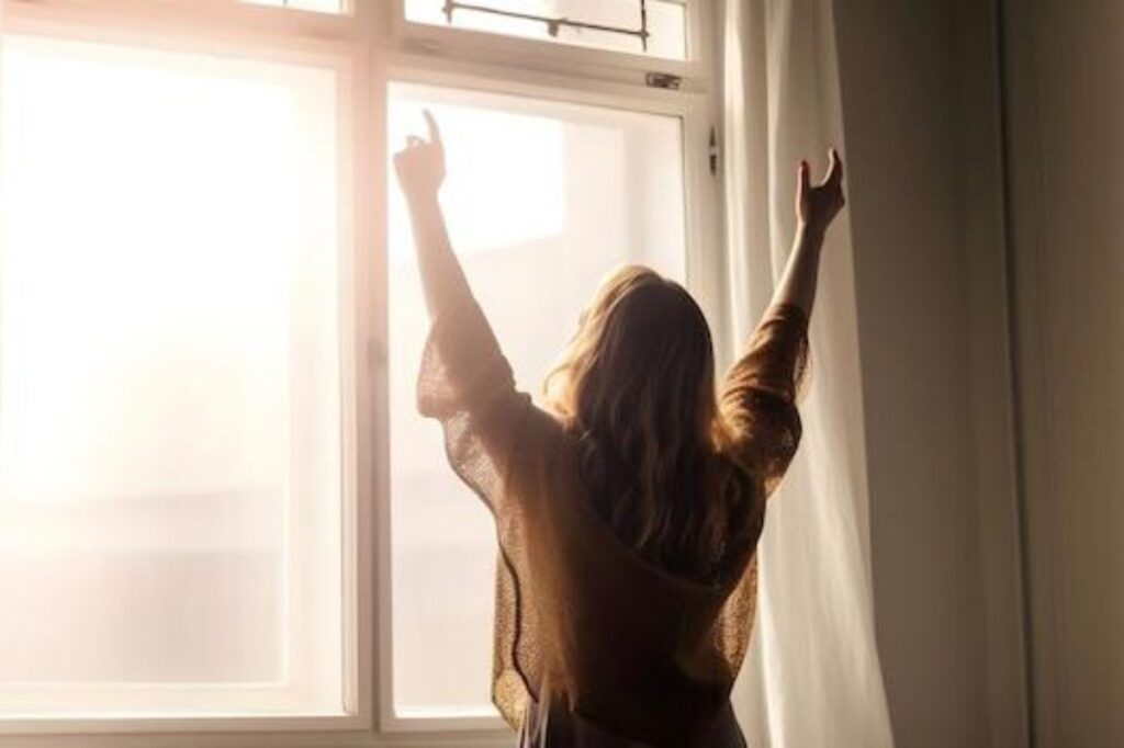 persona che apre finestra