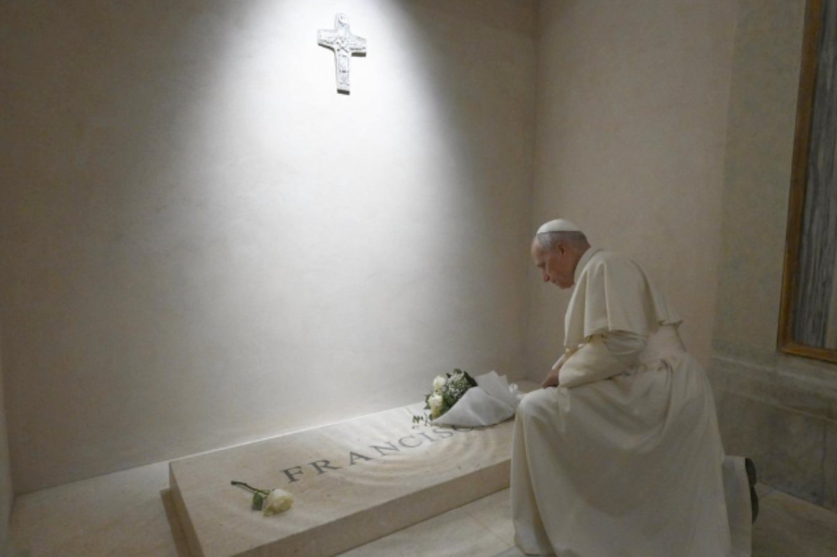 Papa Leone XIV in preghiera sulla tomba di Francesco a Santa Maria Maggiore: il gesto che commuove