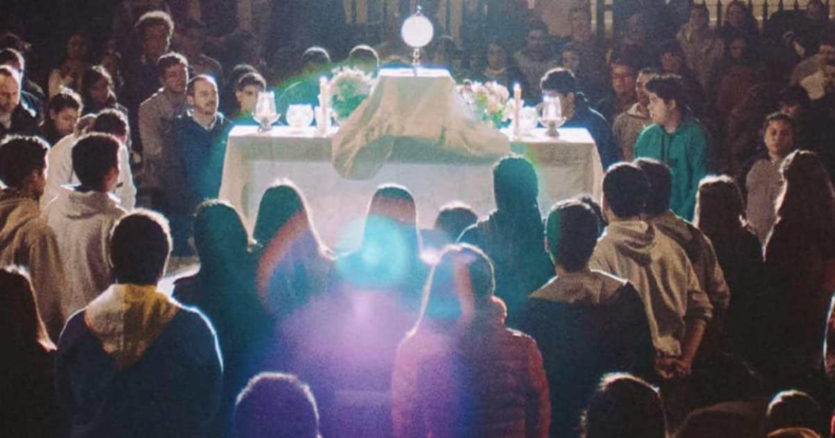 Contro ogni tendenza: l’Adorazione Eucaristica sta conquistando migliaia di giovani
