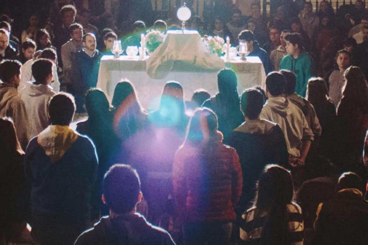 giovane adorazione lodi