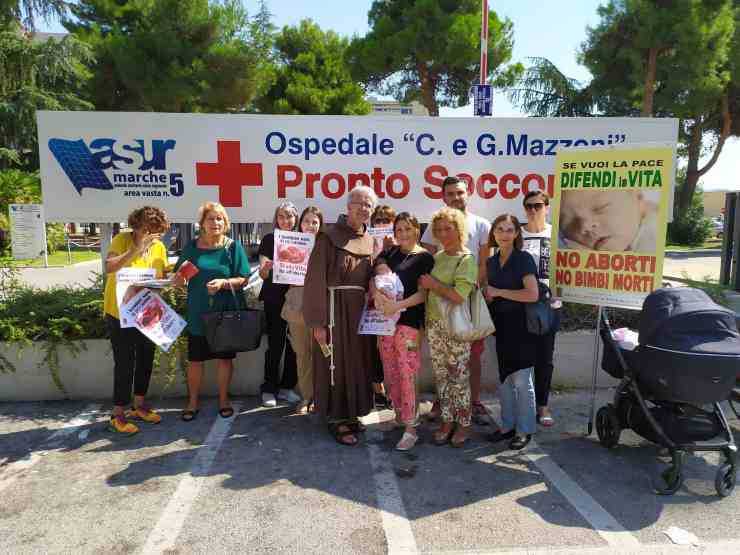 persone fuori l'ospedale