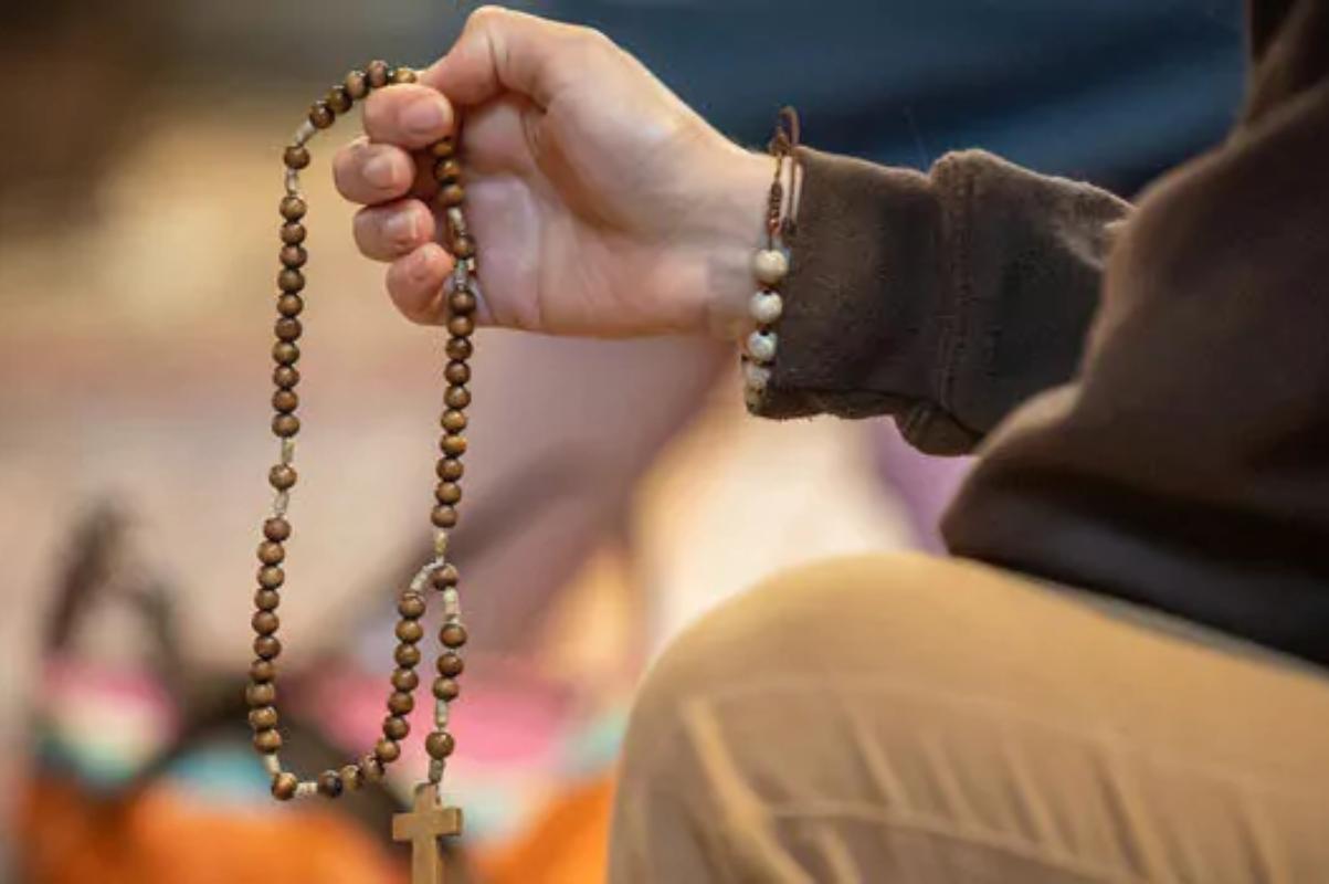 Se fai fatica a pregare il Rosario, ecco il metodo efficace per pregarlo con l’aiuto di un Santo Se fai fatica a pregare il Rosario, ecco il metodo efficace per pregarlo con l’aiuto di un Santo