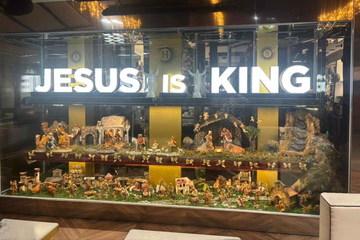 natale fuori dal coro il noto locale trasforma la vetrina in un forte messaggio di fede jesus is king da Lalucedimaria.it natale fuori dal coro il noto locale trasforma la vetrina in un forte messaggio di fede jesus is king