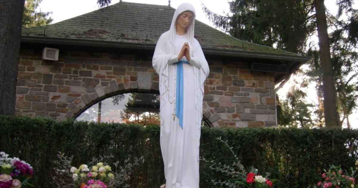 15 gennaio: la Vergine dei Poveri di Banneux indica alla piccola veggente una fonte miracolosa