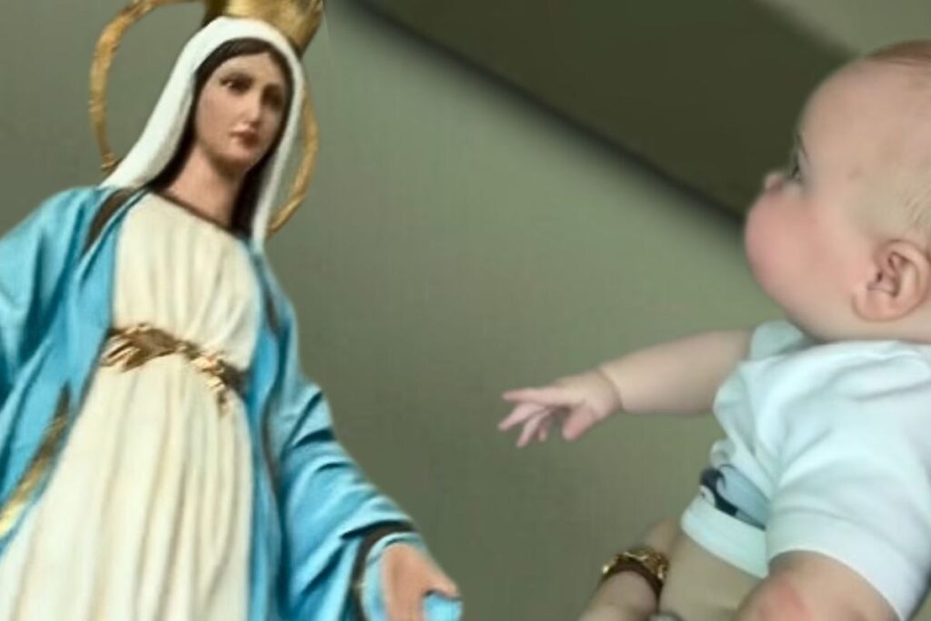Bimbo guarda la Madonna